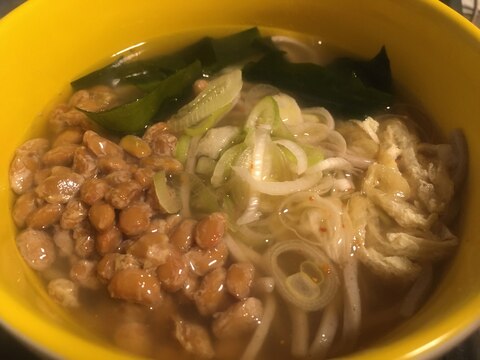 わかめ、ねぎ、油揚げ、の納豆かけそば